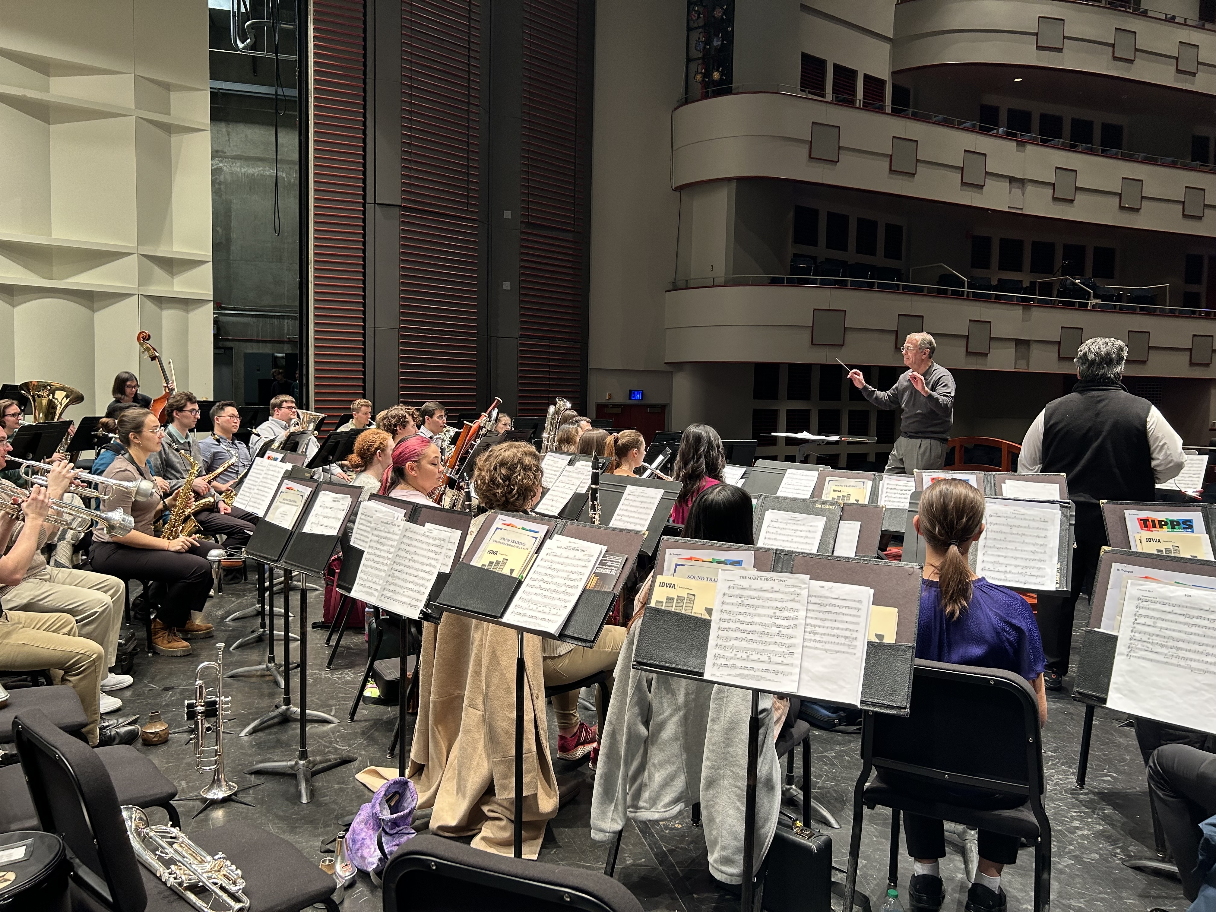  Full Circle - Moss rehearses the Univeristy of Iowa Symphony Band at the 88th ABA Convention (2023). Mvmt. 3 - Concerto for Clarinet and Wind Ensemble (Ticheli). Jorge Montilla, soloist 