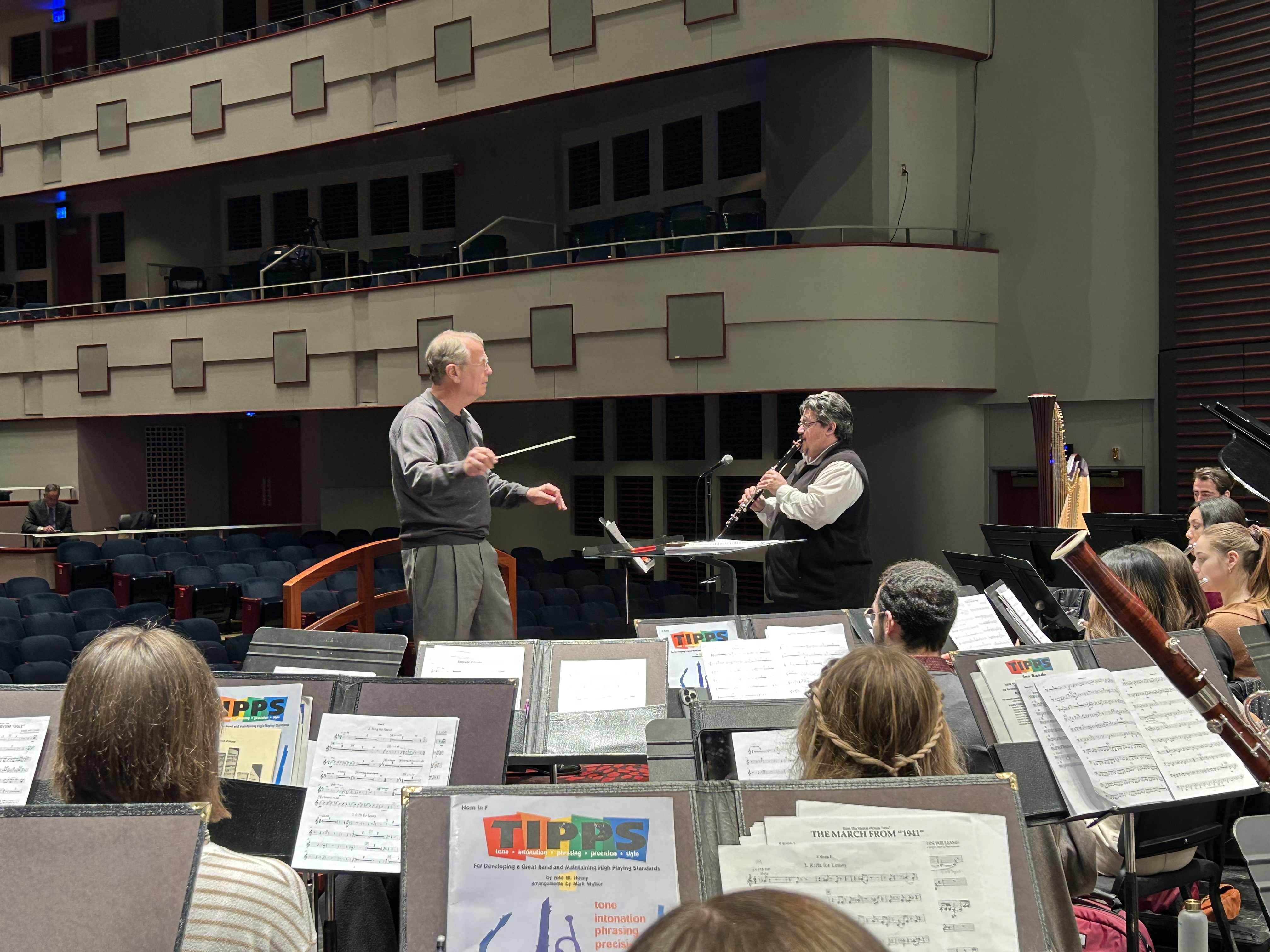  Full Circle - Moss rehearses the Univeristy of Iowa Symphony Band at the 88th ABA Convention (2023). Mvmt. 3 - Concerto for Clarinet and Wind Ensemble (Ticheli). Jorge Montilla, soloist 
