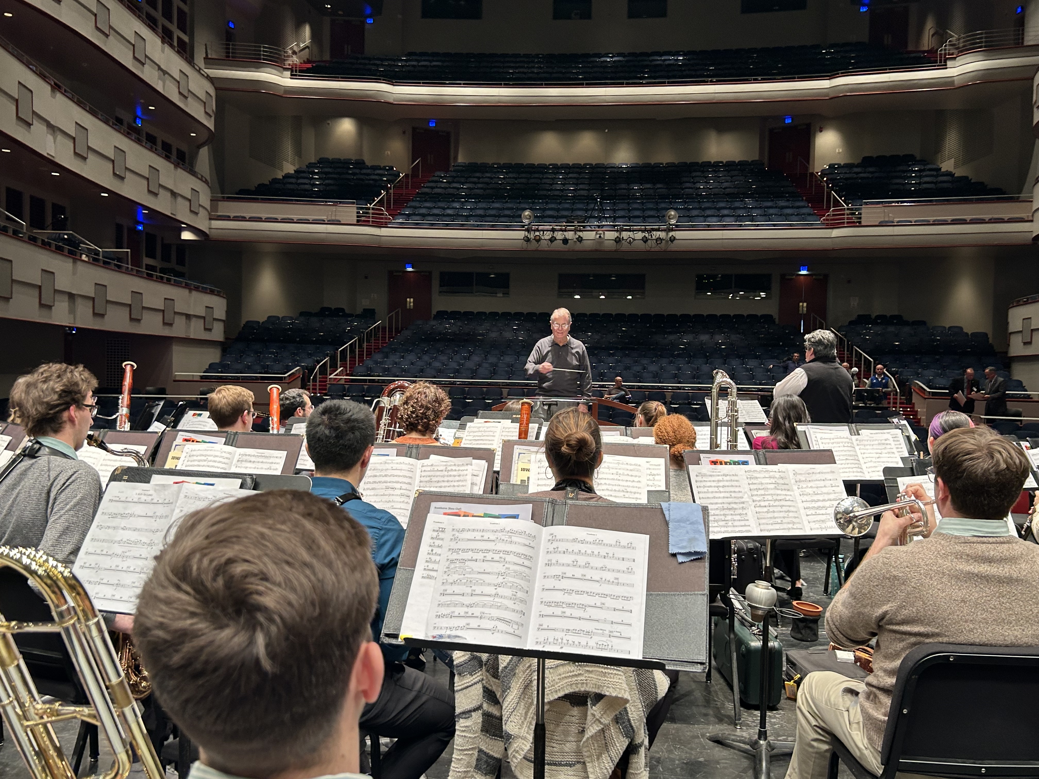  Full Circle - Moss rehearses the Univeristy of Iowa Symphony Band at the 88th ABA Convention (2023). Mvmt. 3 - Concerto for Clarinet and Wind Ensemble (Ticheli). Jorge Montilla, soloist 