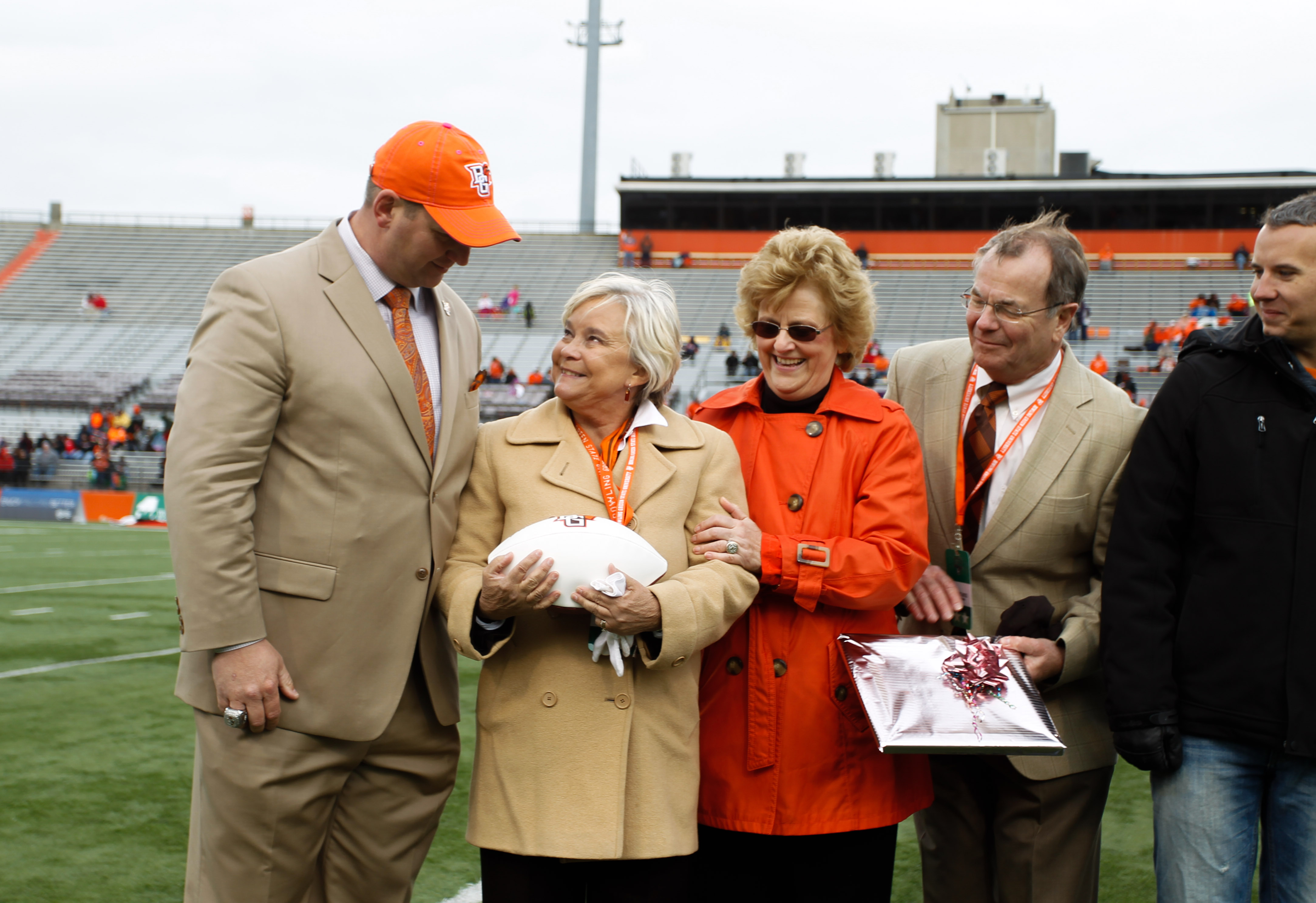  Dr. Moss with Dr. Hayward, BGSU Athletic Director Chris Kingston, and BGSU President Mary Ellen Mazey. Dr. Hayward's son Scott at right.(Oct. 2014) 