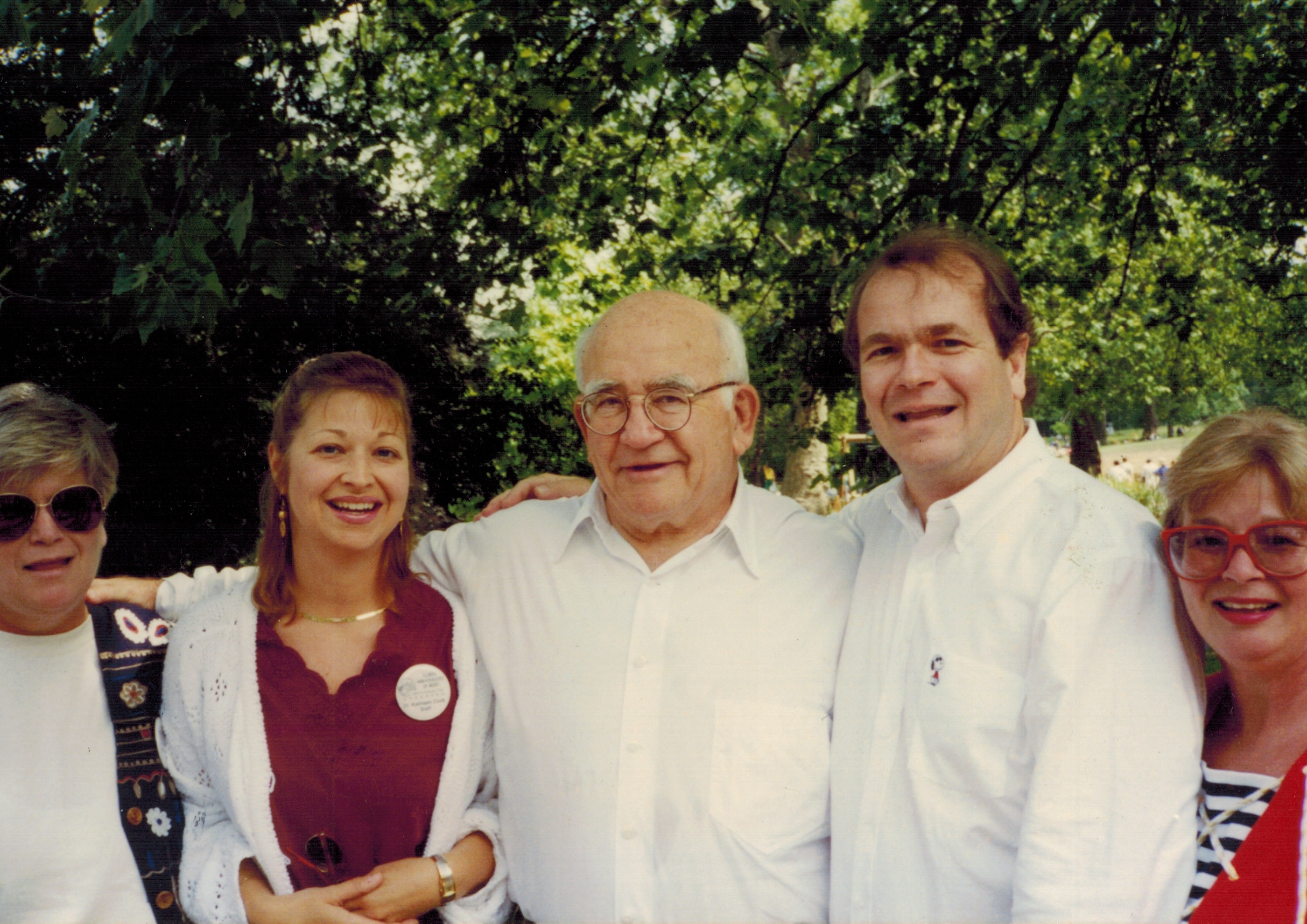  Dr. Moss, his sisters, and Kathy Cook surrounding famous American actor Ed Asner on the Illinois Ambassadors of Music European Tour (1994). 