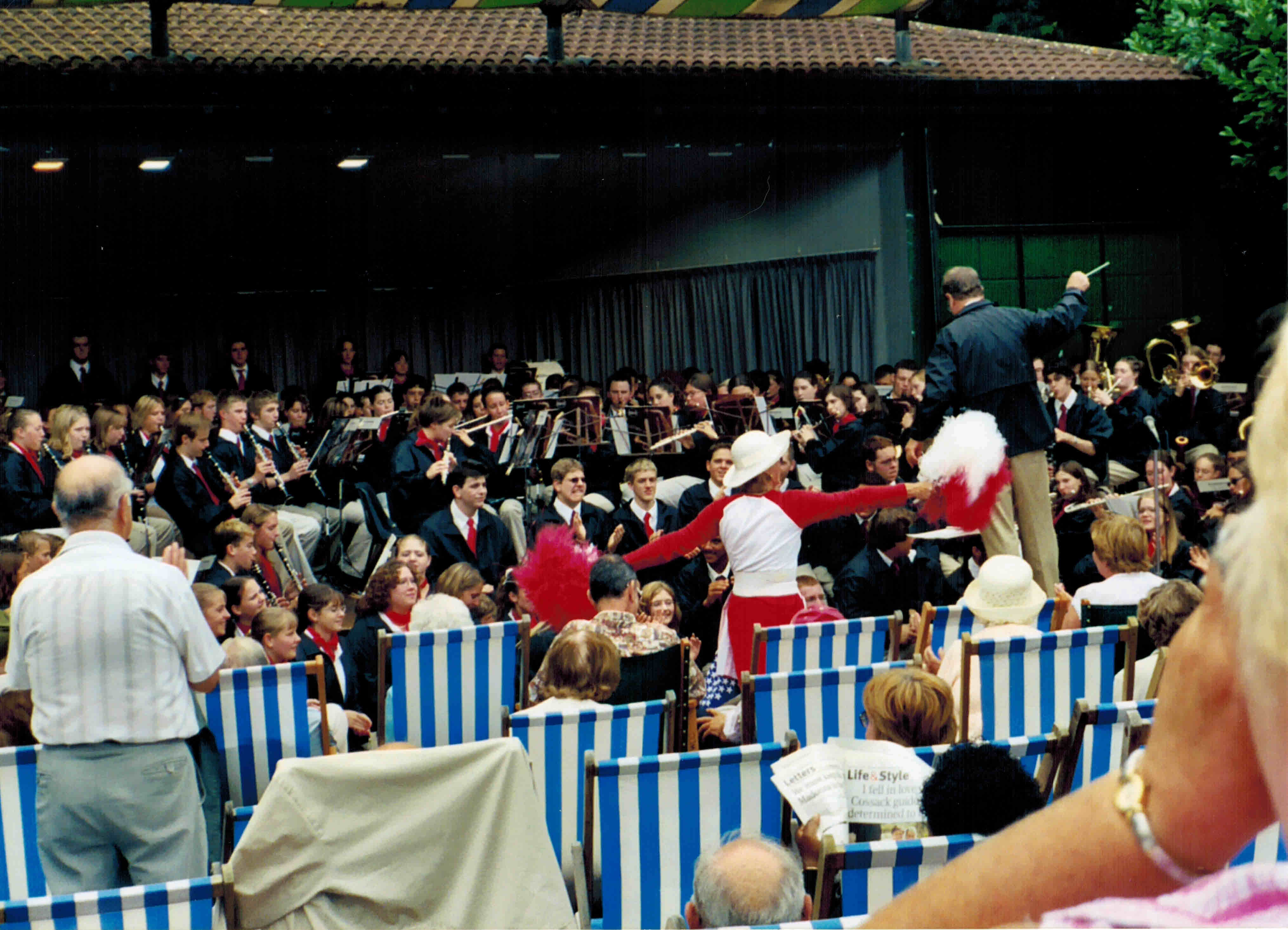  Dr. Moss conducting the combined band and choir at Victoria Embankment Gardens (London) (2003)  